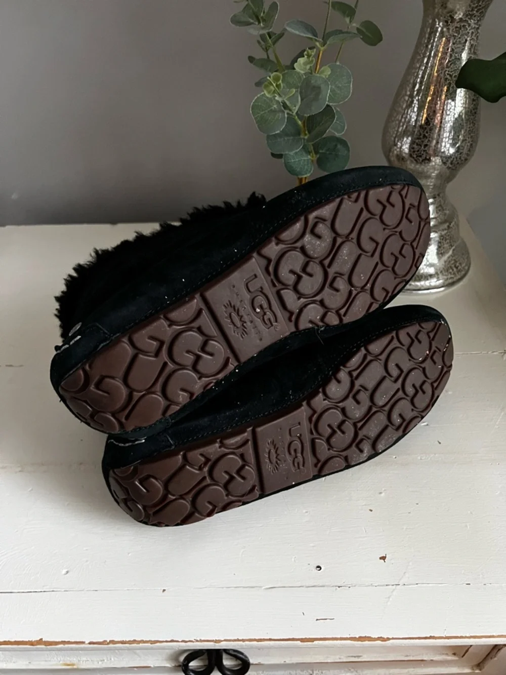 Sz 10 UGG Black Suede Shearling Moccasin Slippers - Picture 5 of 6